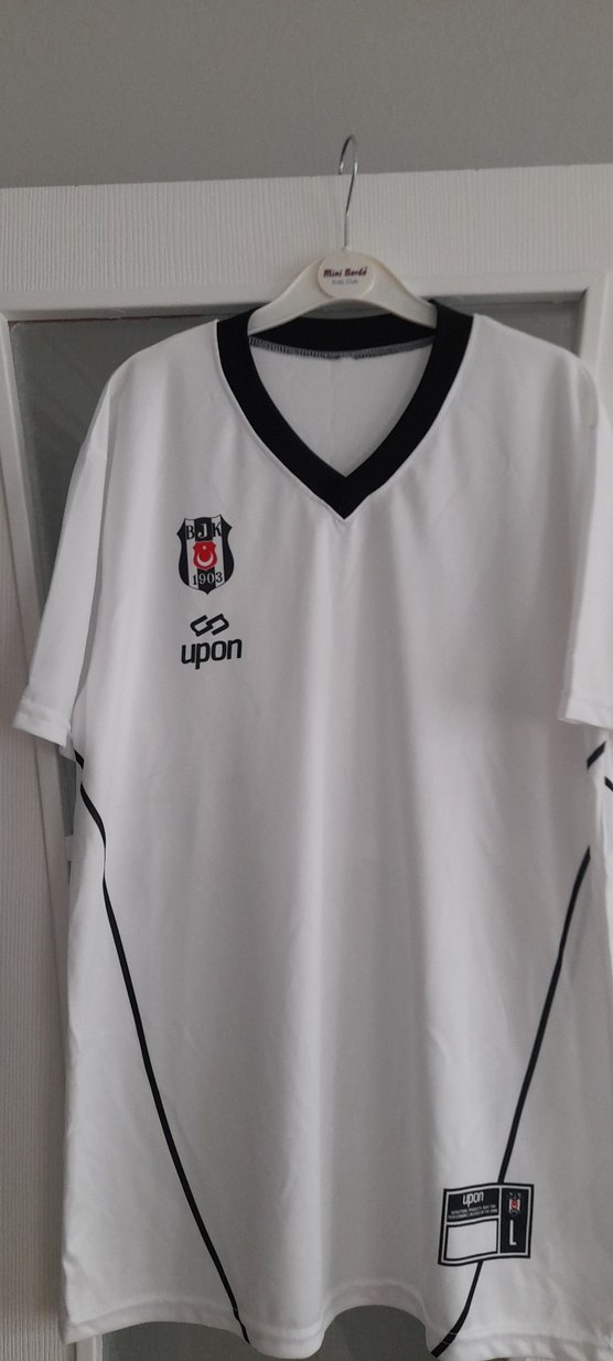 Beyaz V Yaka Erkek Spor Forması - Görsel 2