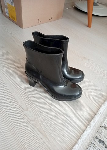 Siyah Rugan Stiletto Topuklu Kadın Bot