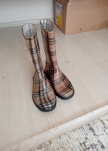 Kareli Kemerli Kahverengi Çizme