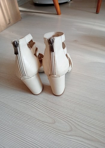 Beyaz Kadın Dolgu Topuklu Sandalet - Görsel 4