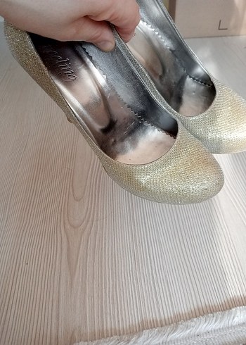 Altın Renkli Parlak Stiletto Topuklu Kadın Ayakkabı - Görsel 4