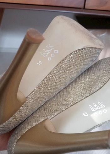 Altın Renkli Parlak Stiletto Topuklu Kadın Ayakkabı - Görsel 3