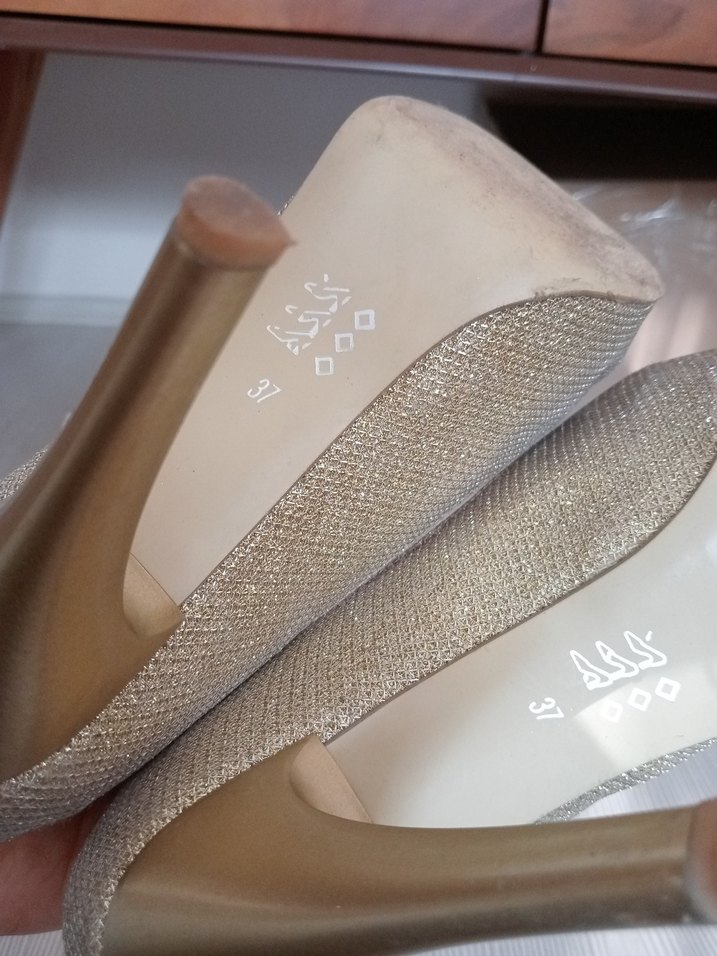 Altın Renkli Parlak Stiletto Topuklu Kadın Ayakkabı - Görsel 3