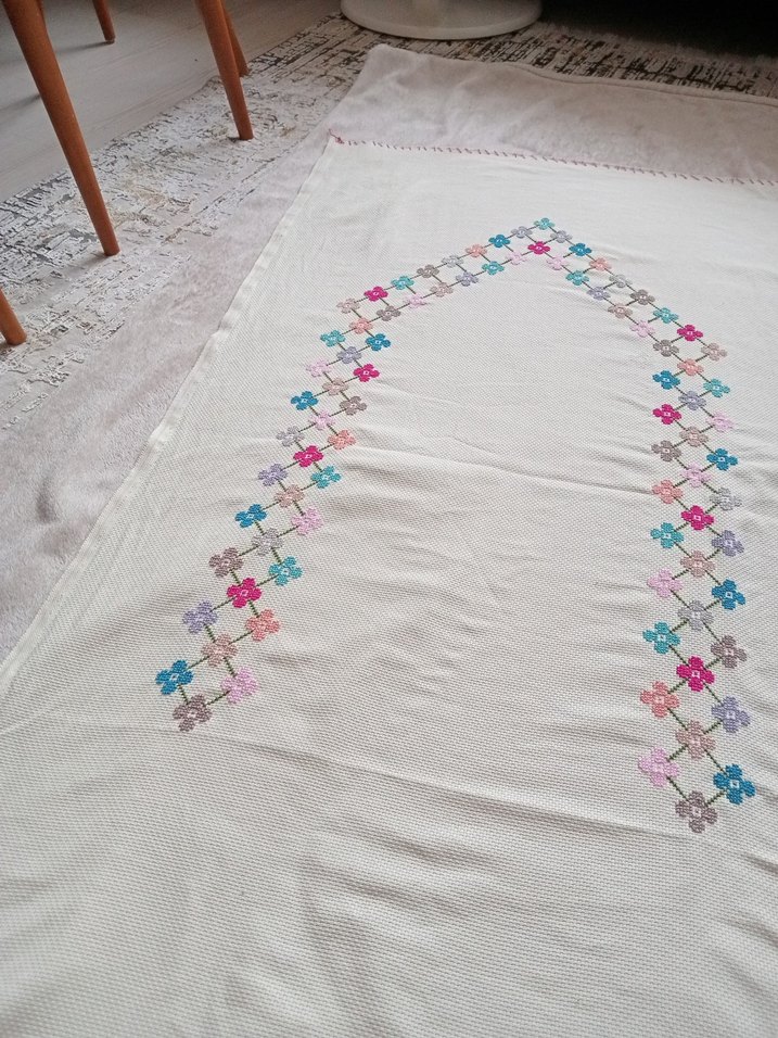 Çiçek Desenli El İşlemeli seccade - Görsel 4