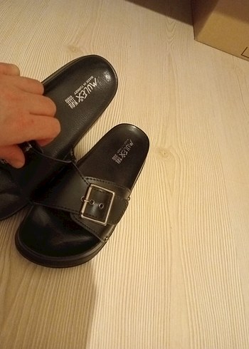 Kadın Siyah Tokalı Dolgu Topuk Terlik - Görsel 4