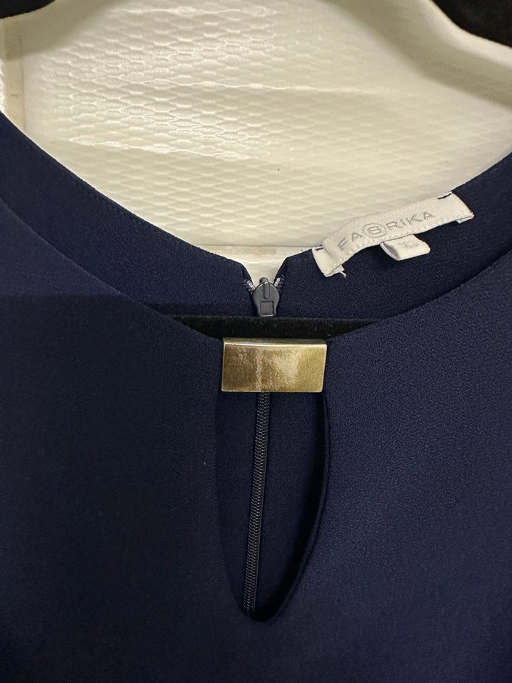 Fabrika marka, Lacivert V Yaka metal aksesuarlı, kolsuz elbise - Görsel 2