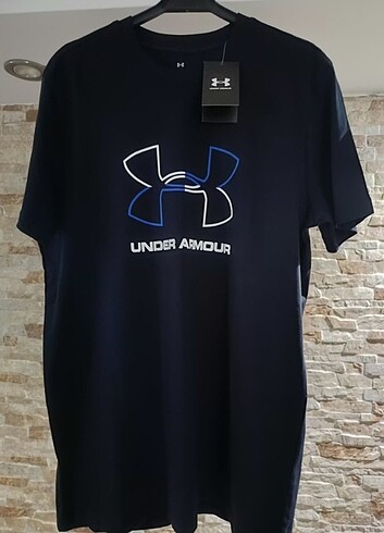 Under Armour Tshirt