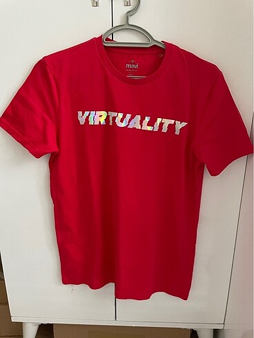 Kırmızı tshirt hologram baskılı mavi marka defosuz yepyeni