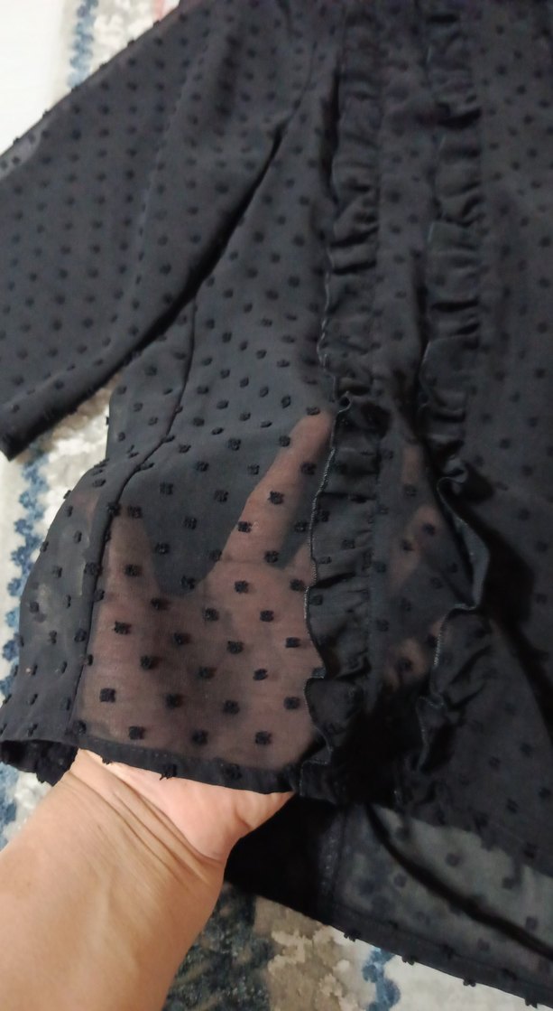 Siyah Nakışlı Fırfırlı Kısa Kollu Bluz - Görsel 3