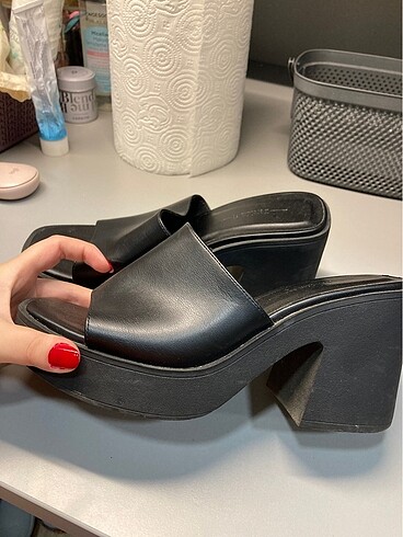BERSHKA TOPUKLU TERLIK