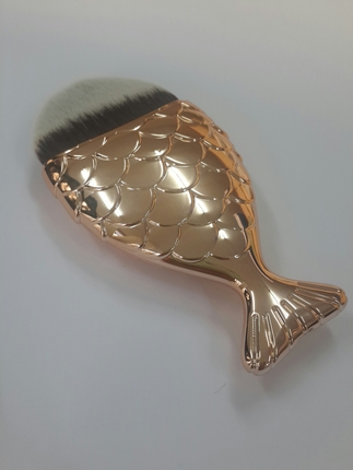 Fish makeup brush 