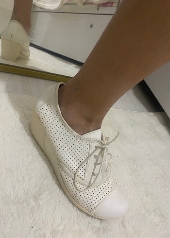 Beyaz Dolgu Topuklu Bağcıklı Kadın Ayakkabı - Görsel 2