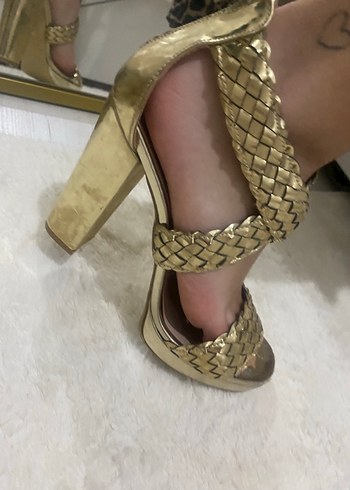 Altın Renkli Topuklu Kadın - Görsel 3