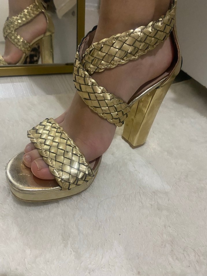 Altın Renkli Topuklu Kadın - Görsel 2