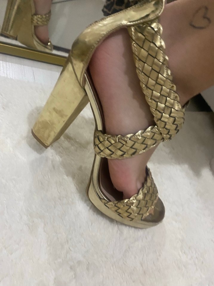 Altın Renkli Topuklu Kadın - Görsel 3