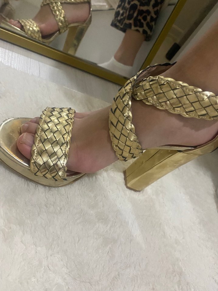 Altın Renkli Topuklu Kadın - Görsel 4