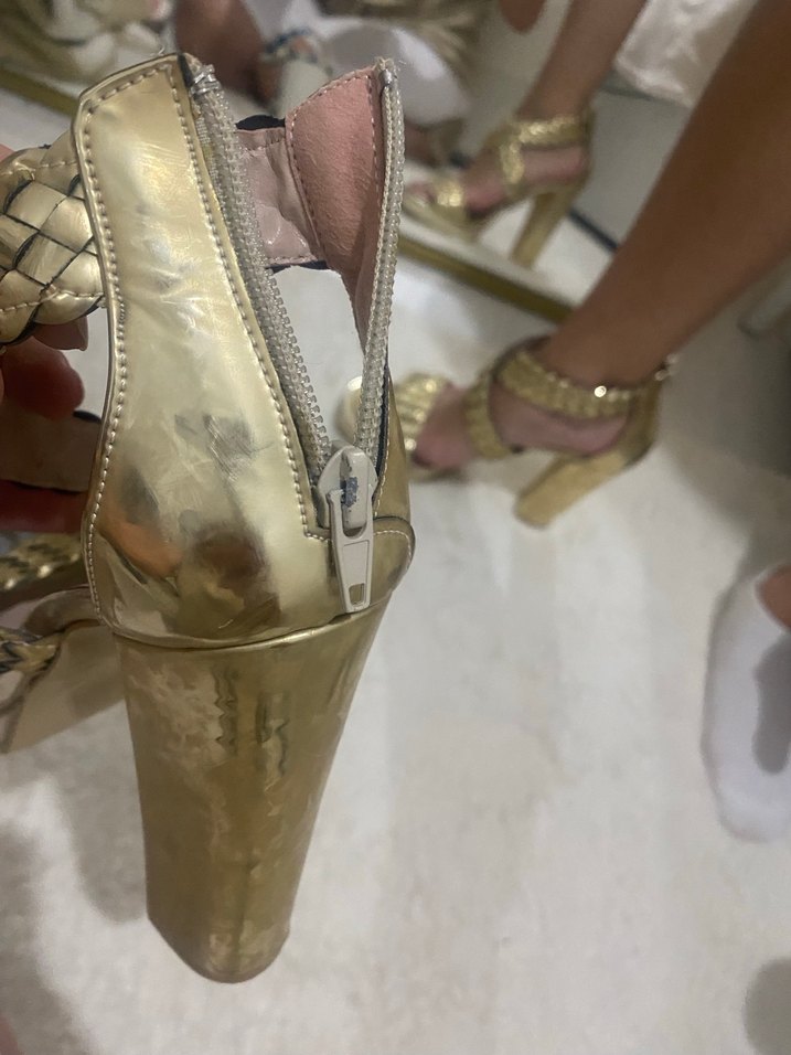 Altın Renkli Topuklu Kadın - Görsel 5