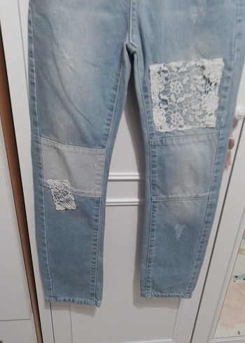 Nakışlı ve Dantelli Kız Kot Pantolon - Görsel 3