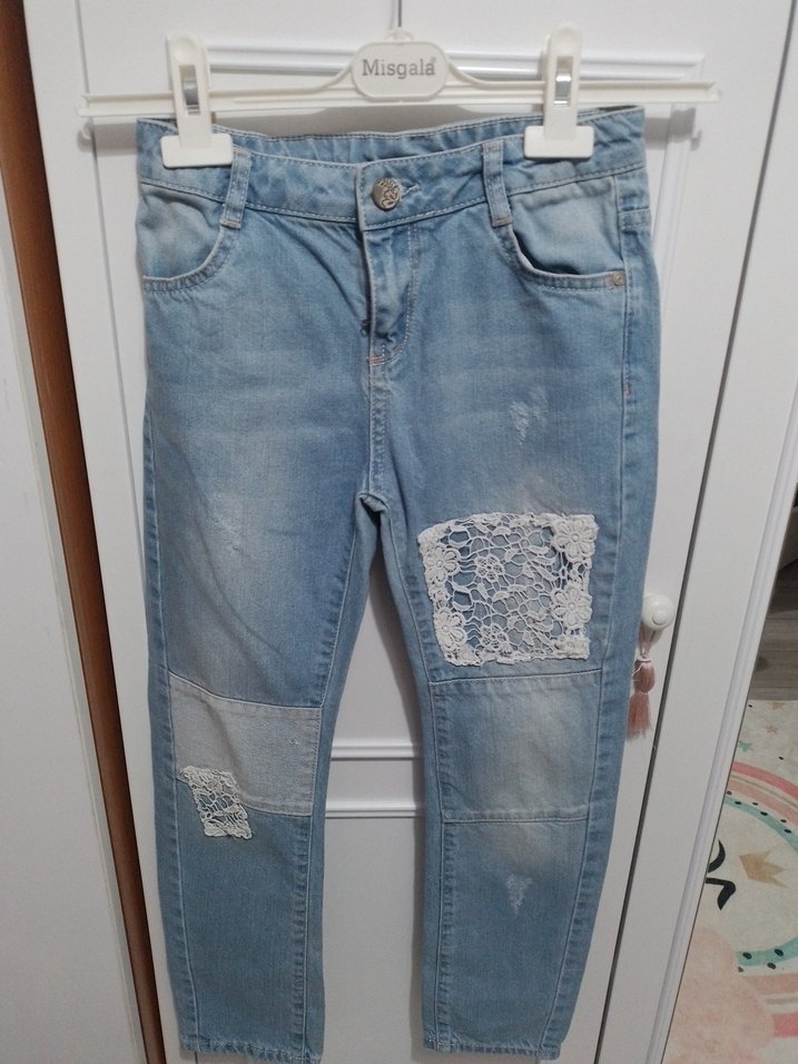 Nakışlı ve Dantelli Kız Kot Pantolon - Görsel 2