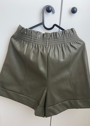 Pull Bear Yeşil Deri Mini Şort - Görsel 4