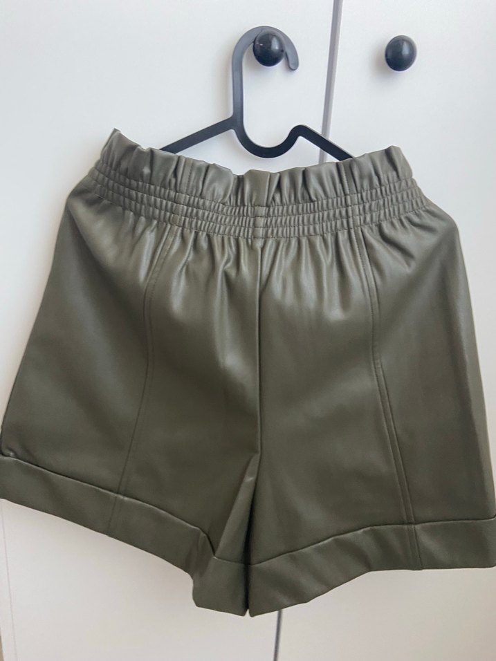 Pull Bear  Yeşil Deri Mini Şort - Görsel 4