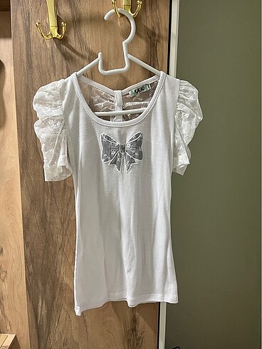 Beyaz kısa kol ve sırt tül detaylı fiyonk desenli tshirt
