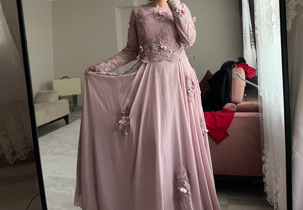 Pembe Nakışlı Uzun Kollu Uzun Abiye bir defa giyildi - Görsel 3