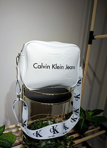 Calvin Klein CK ORTA BOY ASKILI ÇANTA BEYAZ 