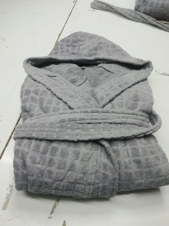 Gri Kapüşonlu Yılan Desenli Bornoz disi kadife ici pamuklu - Görsel 2