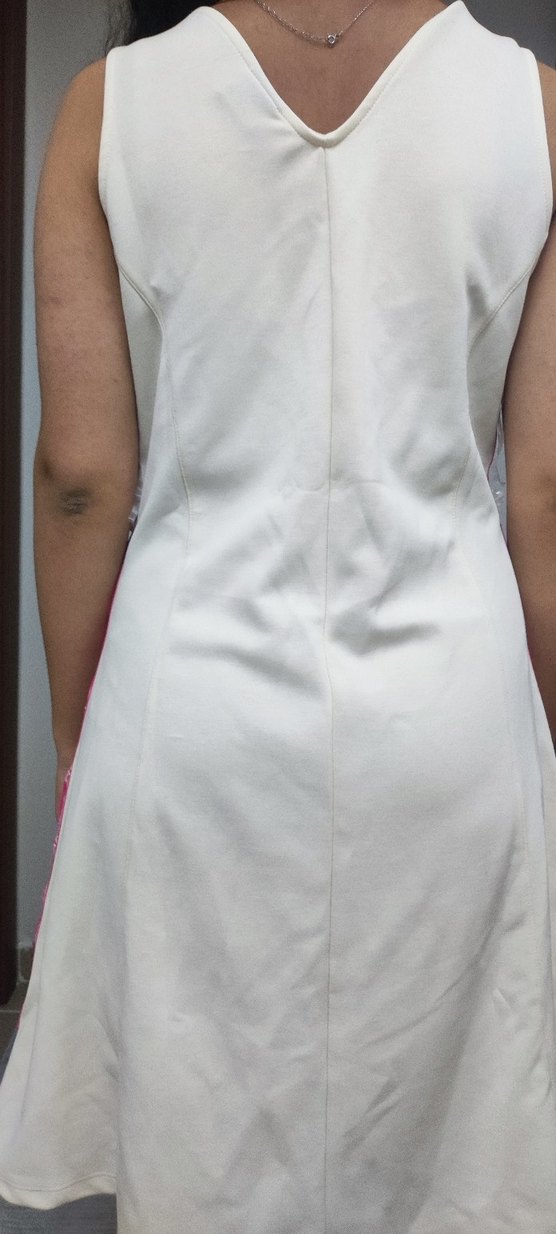 Acil 

Beyaz V Yakalı Spor Midi Elbise - Görsel 4