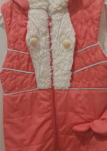 Kız Çocuk Kırmızı Düğmeli Yelek - Görsel 2