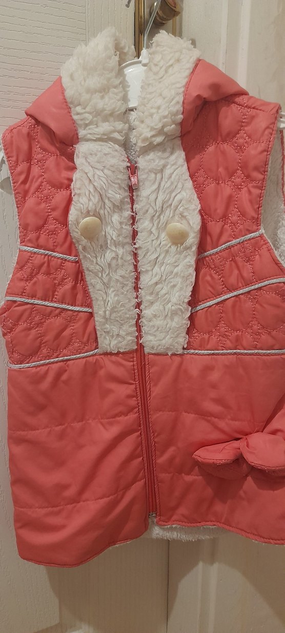 Kız Çocuk Kırmızı Düğmeli Yelek - Görsel 2