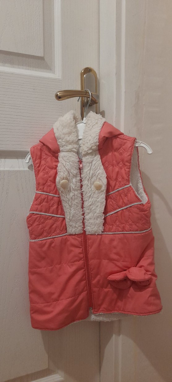 Kız Çocuk Kırmızı Düğmeli Yelek - Görsel 3