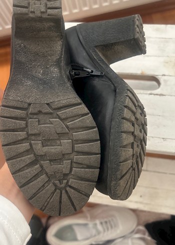 Kadın Siyah Deri Dolgu Topuklu Bot - Görsel 3