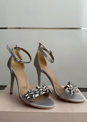 Gri Taşlı Stiletto İnce Topuklu Ayakkabı