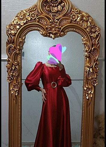 Kırmızı saten elbise
