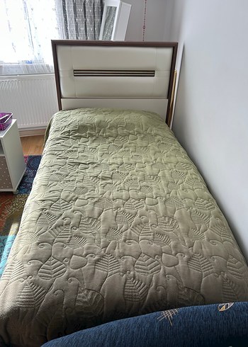 Taç Marka Desenli Yeşil Yatak Örtüsü - Görsel 3