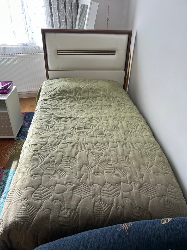 Taç Marka Desenli Yeşil Yatak Örtüsü - Görsel 3