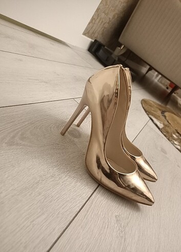 Parlak metalik stiletto 