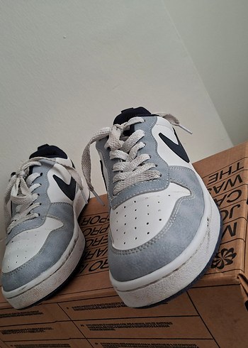 Nike Beyaz Gri Bağcıklı Spor Ayakkabı