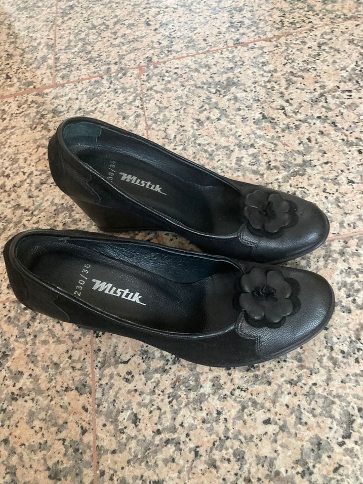 Siyah Çiçekli Tokalı Dolgu Topuklu Kadın Ayakkabı - Görsel 2