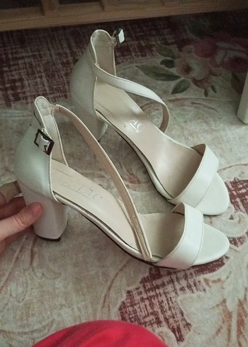 Beyaz Tokalı İnce Topuklu Kadın Abiye Ayakkabı - Görsel 2