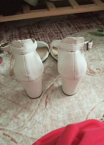 Beyaz Tokalı İnce Topuklu Kadın Abiye Ayakkabı - Görsel 4