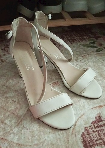 Beyaz Tokalı İnce Topuklu Kadın Abiye Ayakkabı - Görsel 5