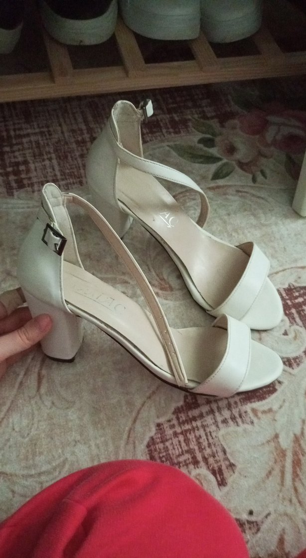 Beyaz Tokalı İnce Topuklu Kadın Abiye Ayakkabı - Görsel 2