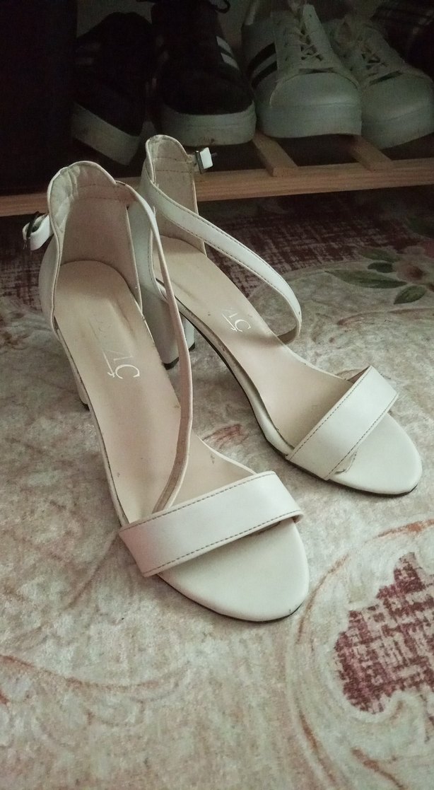 Beyaz Tokalı İnce Topuklu Kadın Abiye Ayakkabı - Görsel 5