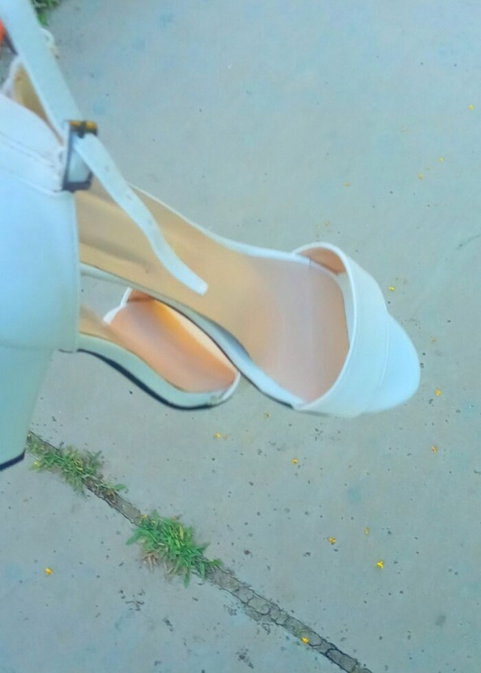 Beyaz topuklu ayakkabı - Görsel 2