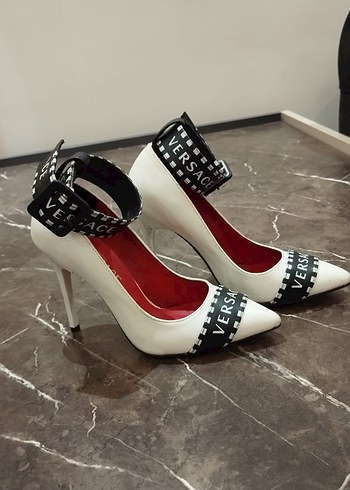 versace tokalı yazılı stiletto ince topuklu ayakkabı tarz