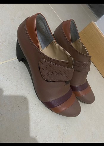Kahverengi Tokalı Kadın Topuklu Ayakkabı