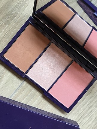 Oriflame Kontür-Aydınlatıcı-Allık paleti